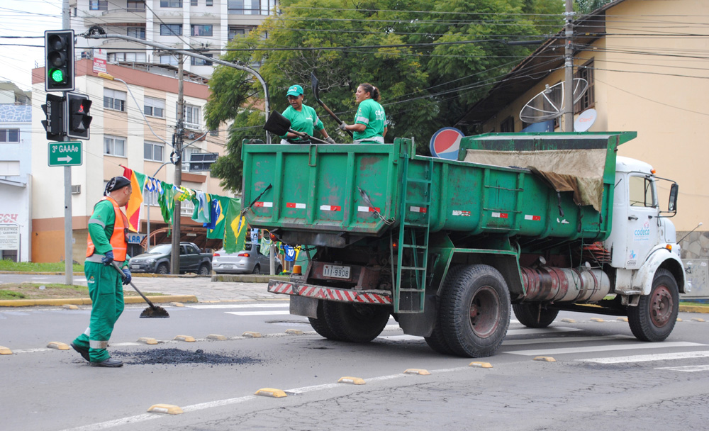  PREFEITURA INTENSIFICA OPERAÇÃO TAPA-BURACOS NESTA SEXTA-FEIRA