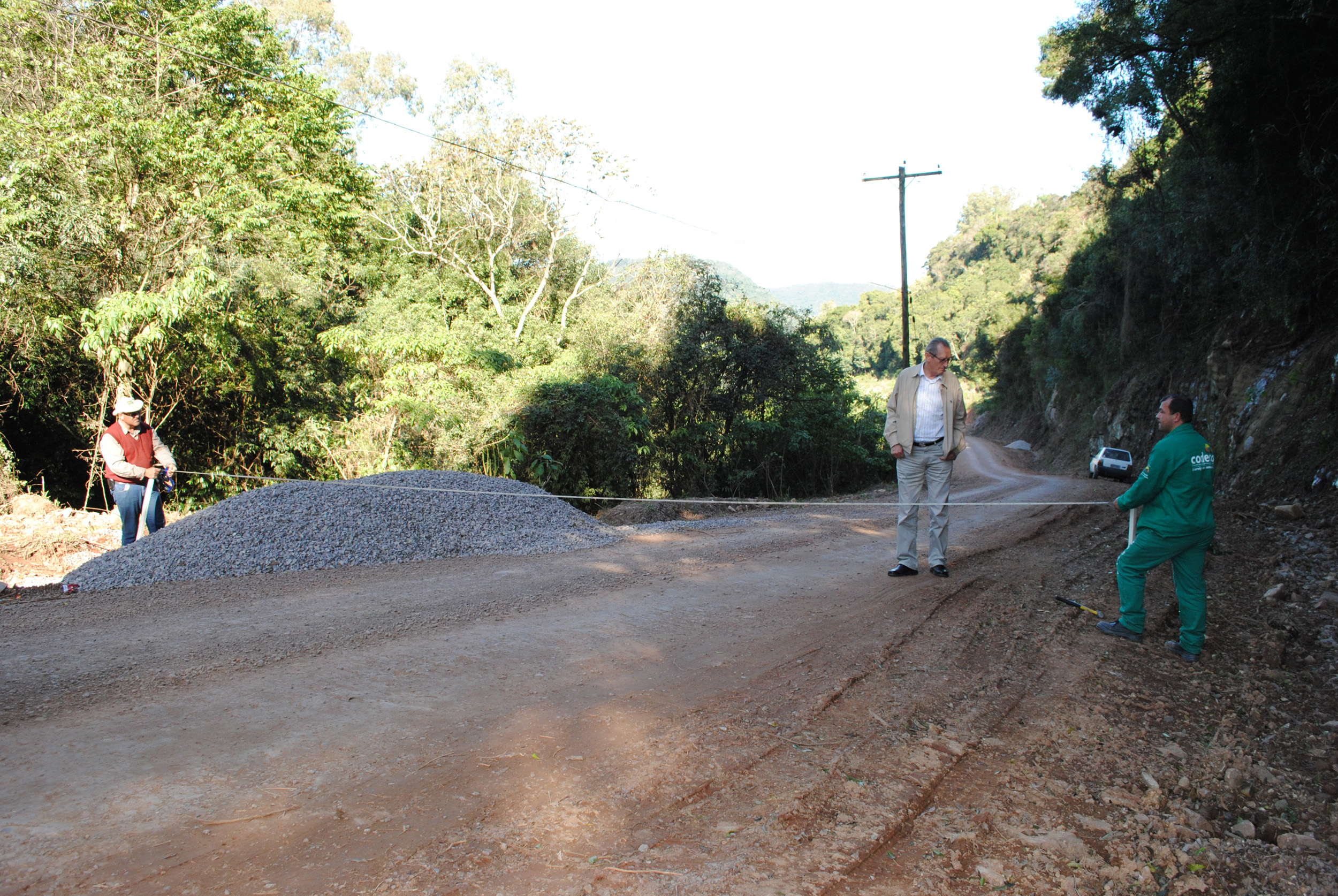  CODECA TRABALHA NA PAVIMENTAÇÃO DA ESTRADA MUNICIPAL DA UVA