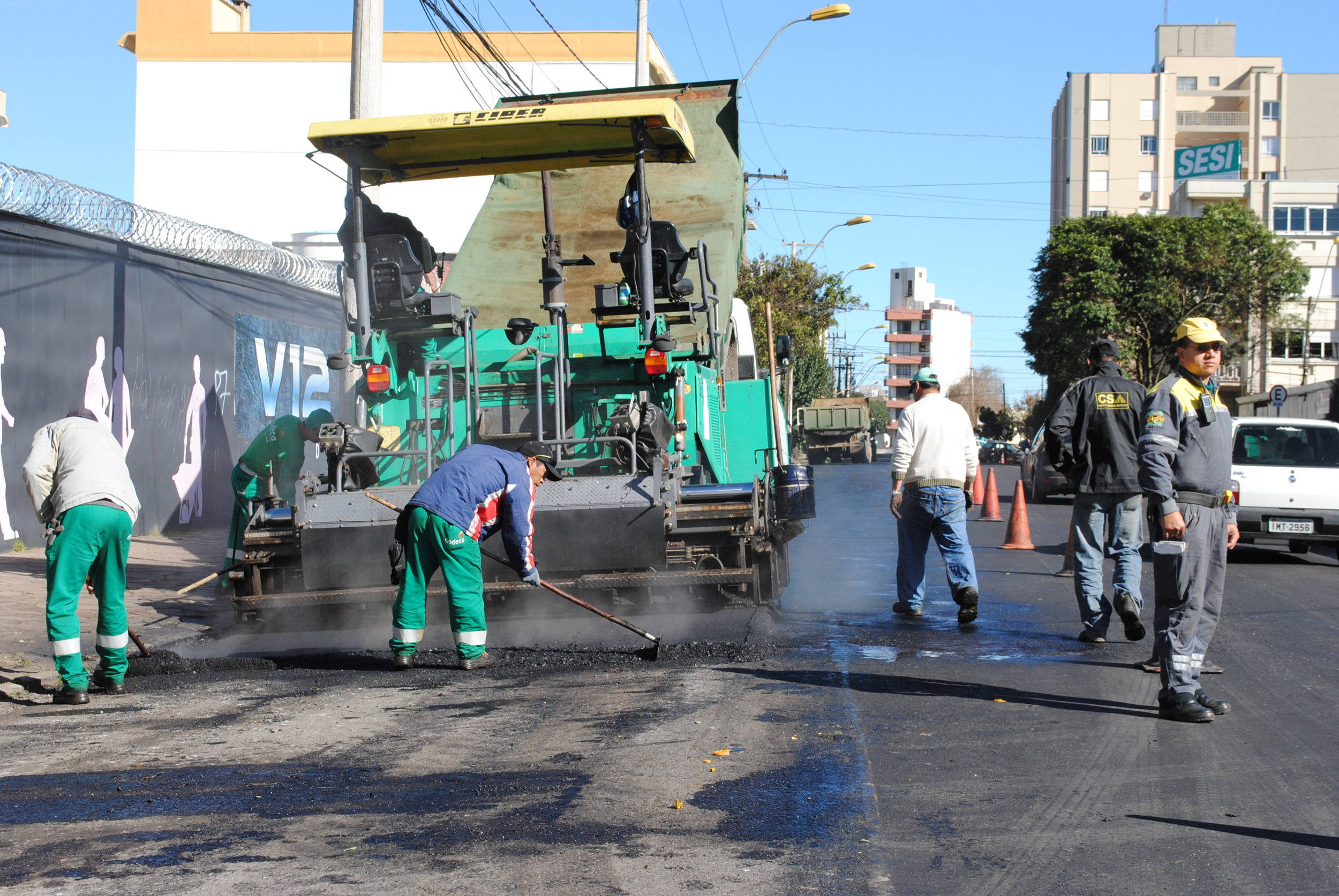  SIM CAXIAS: RUA PINHEIRO MACHADO COMEÇA A RECEBER CAPA ASFÁLTICA
