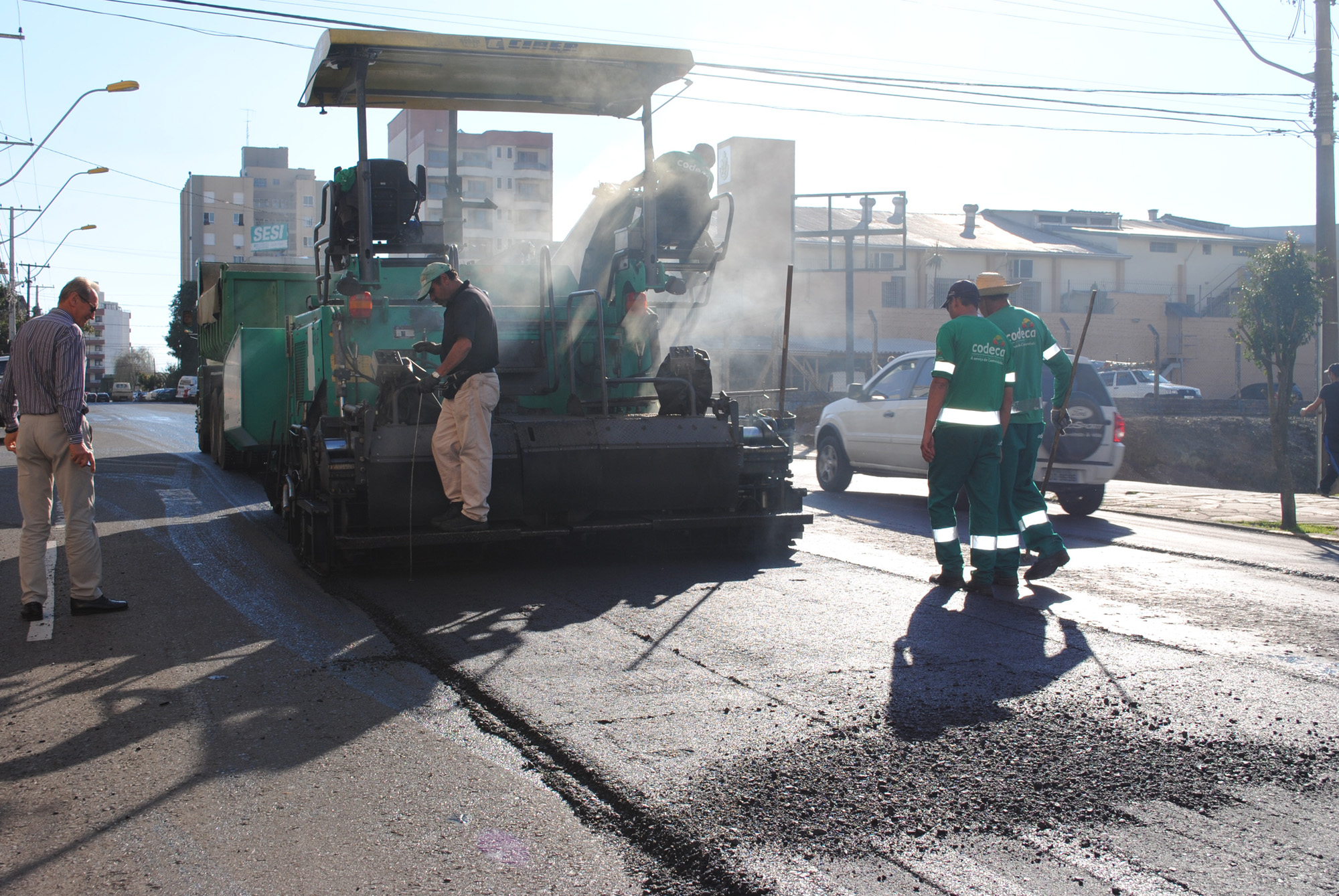  LADO ESQUERDO DA RUA PINHEIRO MACHADO  COMEÇA A RECEBER CAPA ASFÁLTICA