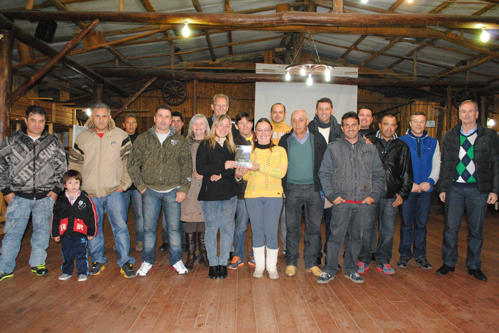  DIREÇÃO CONFRATERNIZA COM FUNCIONÁRIOS  TROFÉU FINALISTA DO PRÊMIO FECOMÉRCIO