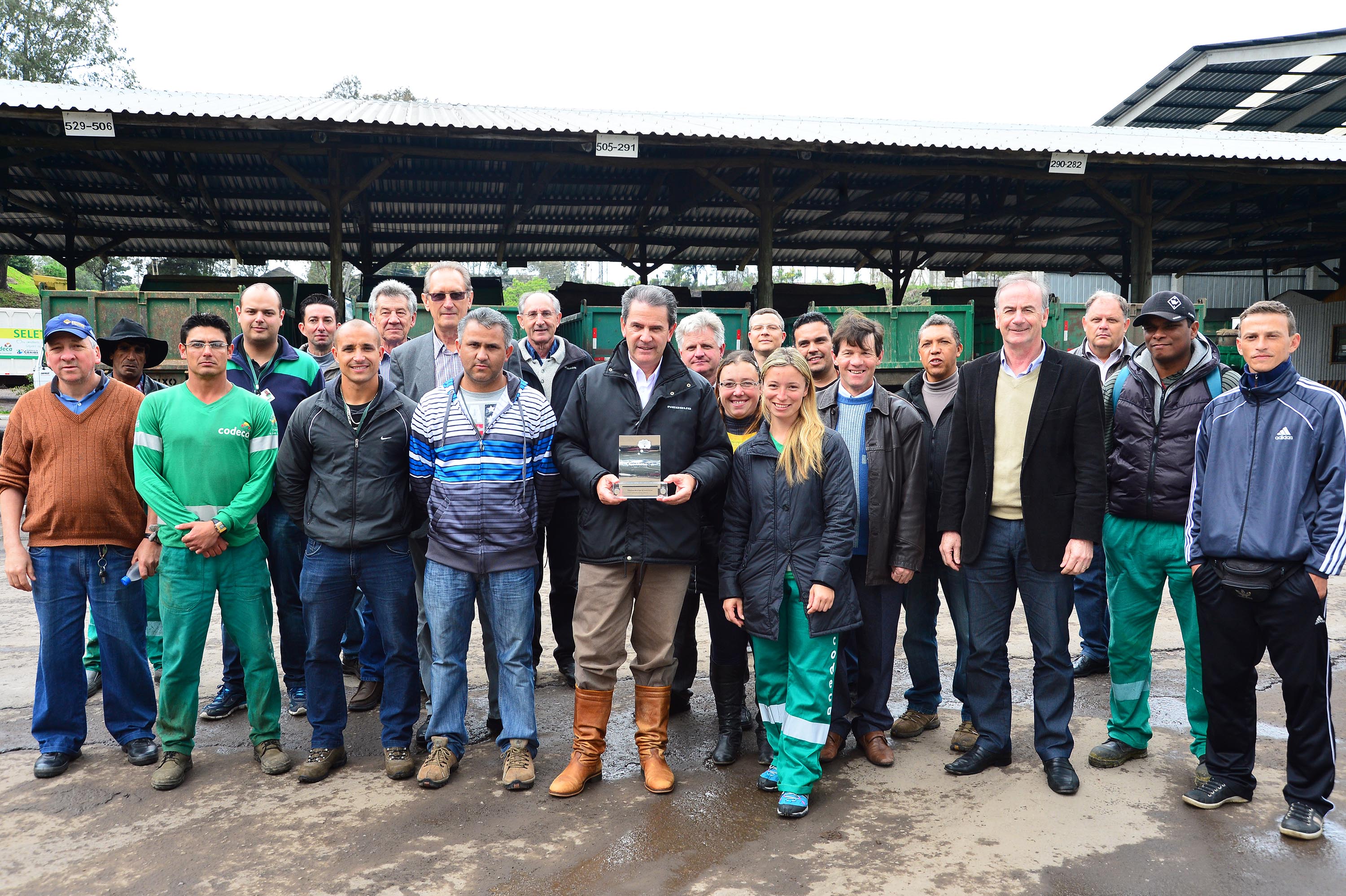  PREFEITO CONFRATERNIZA COM FUNCIONÁRIOS  TROFÉU FINALISTA DO PRÊMIO FECOMÉRCIO 