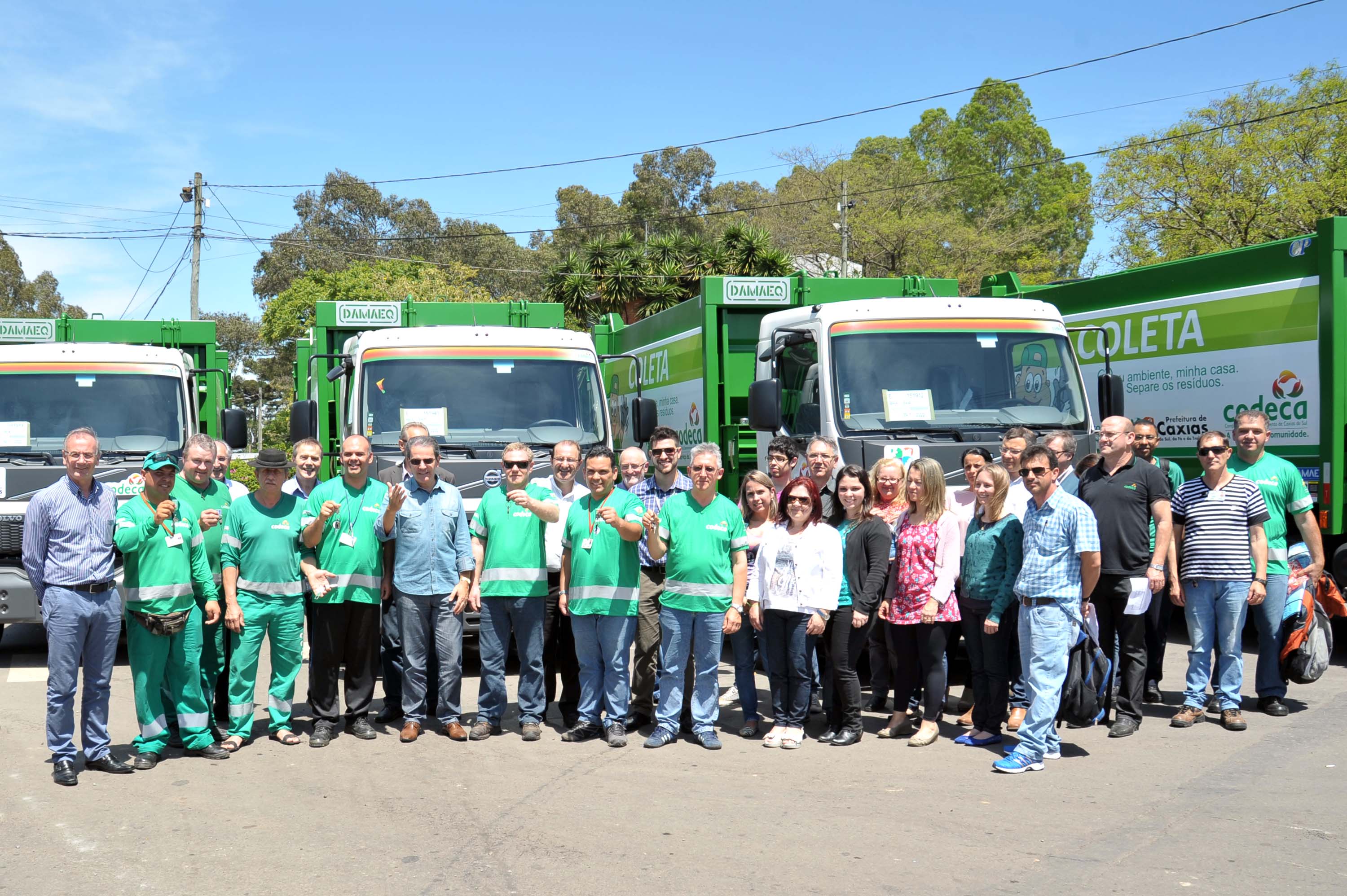   PREFEITO ENTREGA CHAVES AOS MOTORISTAS DOS NOVOS CAMINHÕES DA COLETA