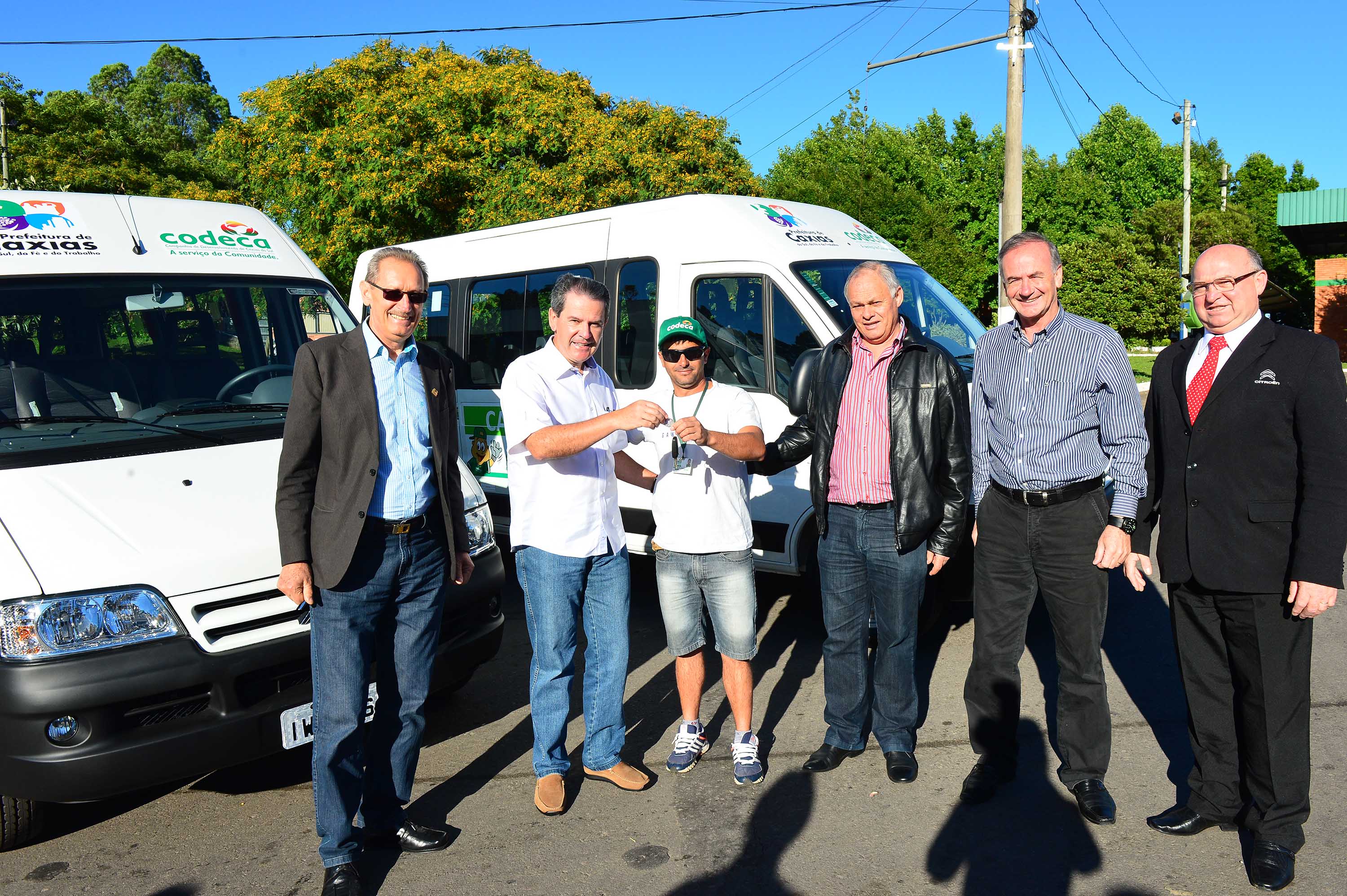  PREFEITO ENTREGA TRÊS NOVAS VANS PARA A CODECA