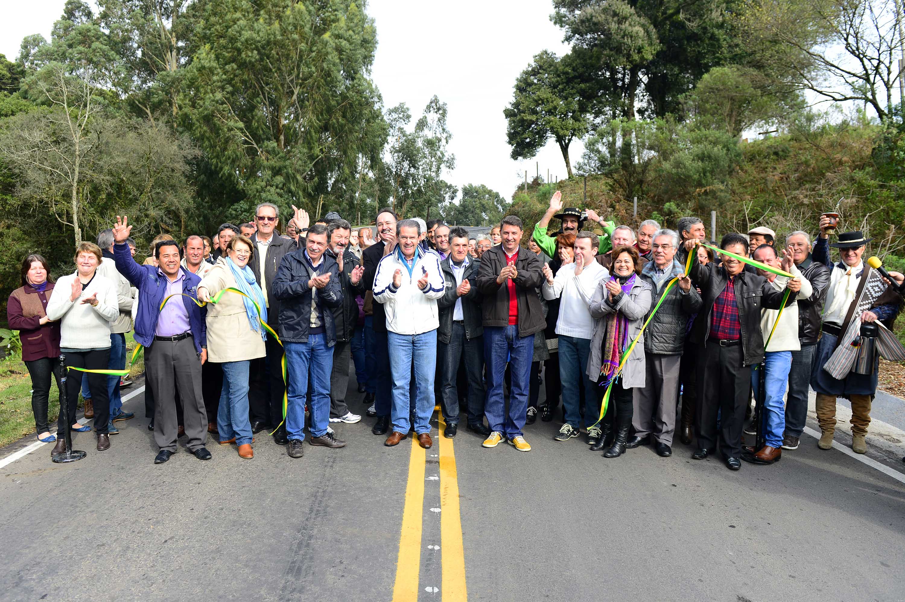  PREFEITO ENTREGA PAVIMENTAÇÃO ASFÁLTICA DO TRAVESSÃO LEOPOLDINA OBRA REALIZADA PELA CODECA