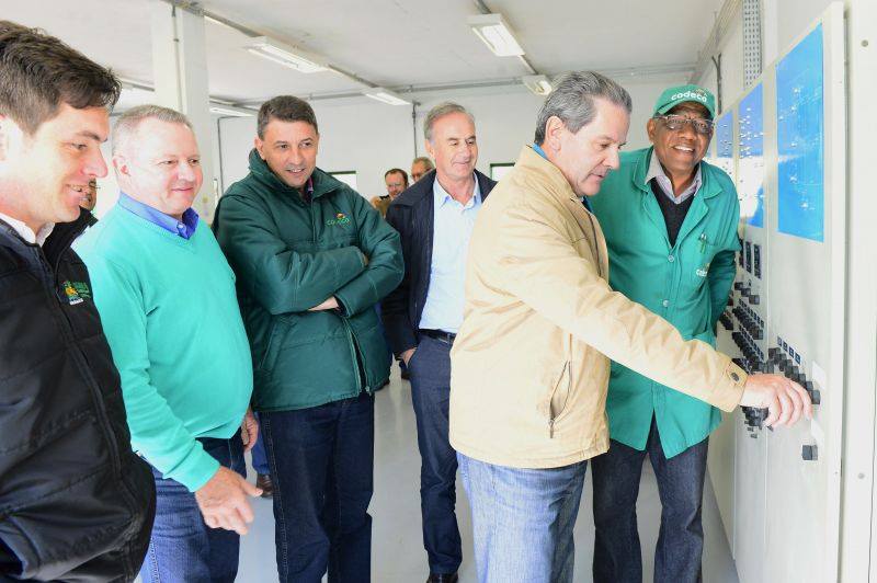  PREFEITO E VICE TESTAM SISTEMA DE IRRIGAÇÃO DO SOLO COM CHORUME TRATADO NA CENTRAL DE TRATAMENTO DE 