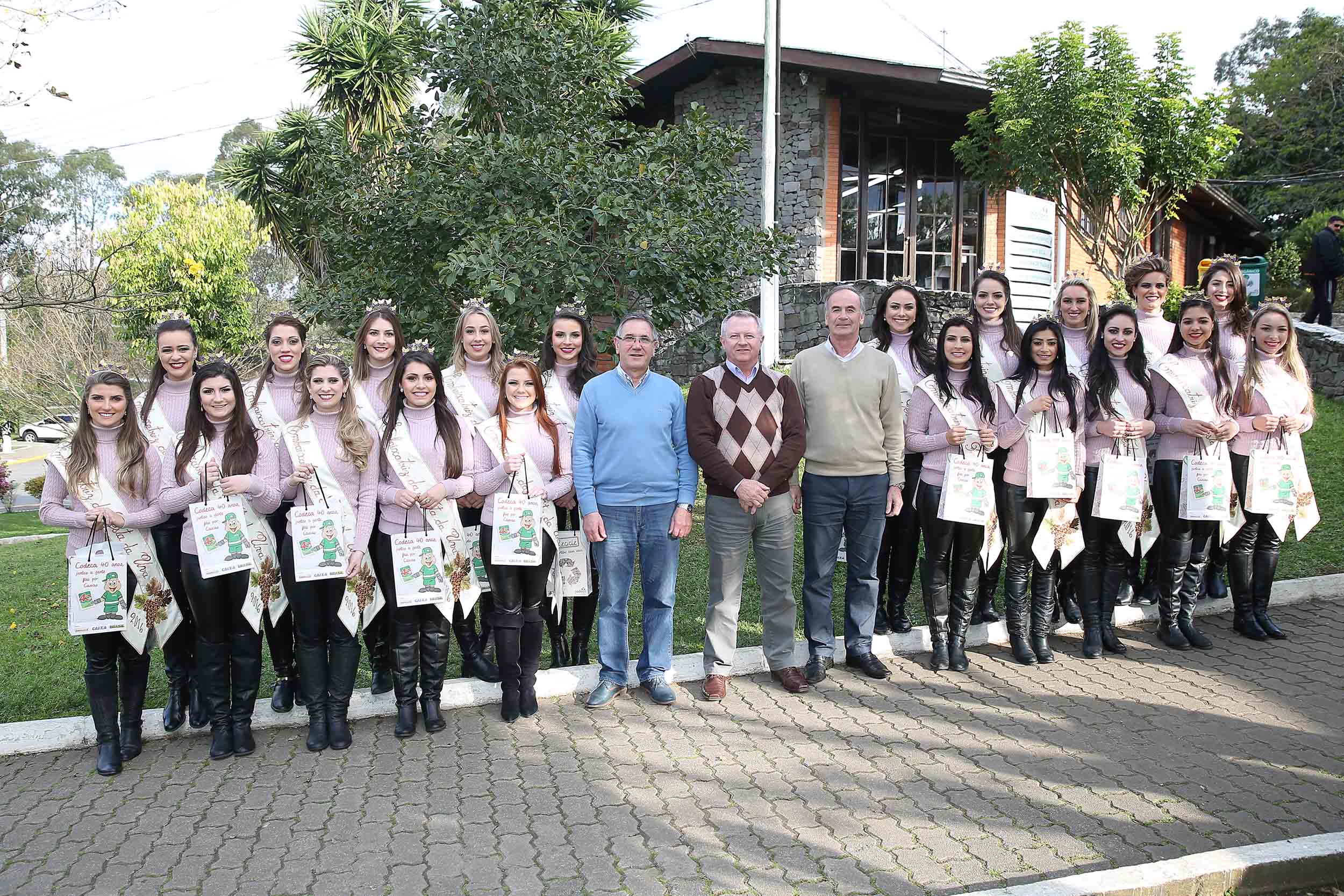   CODECA RECEBE A VISITA DAS EMBAIXATRIZES DA FESTA DA UVA 2016