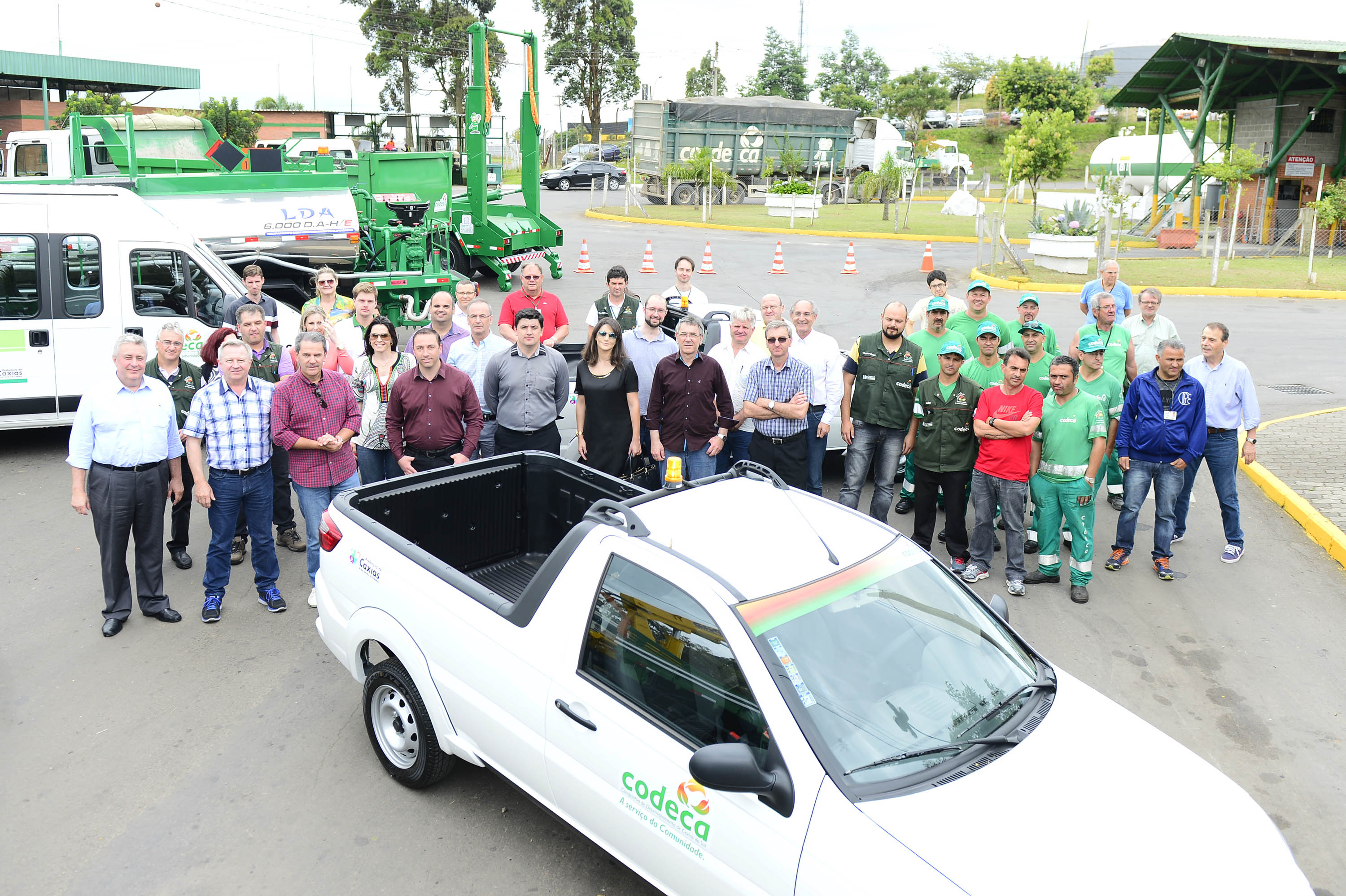  Prefeito entrega novos equipamentos e veículos na CODECA