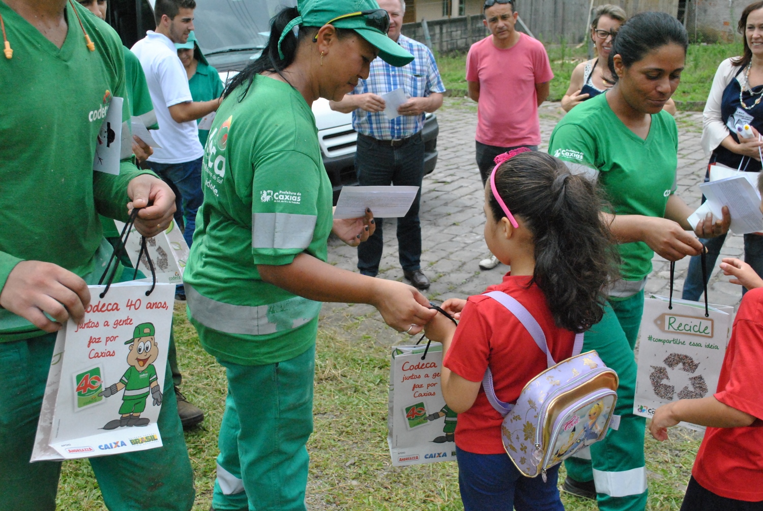  Funcionários da capina da CODECA recebem cartões de Natal de crianças em Ana Rech