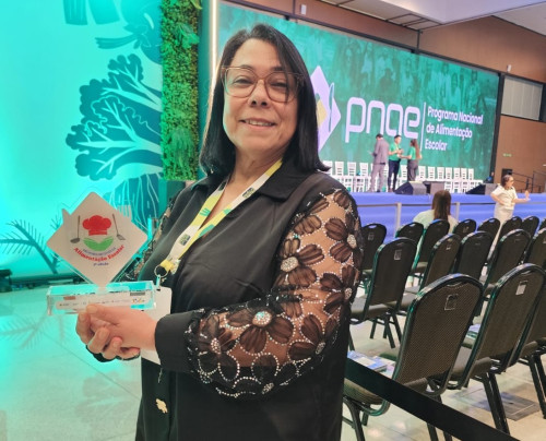 Merendeira da Codeca recebe prêmio em Brasília