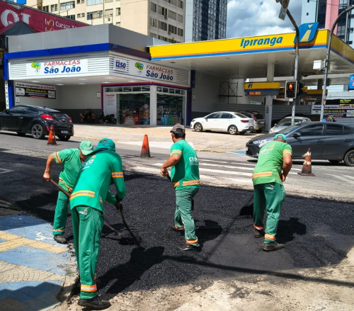 Codeca realiza remendos e operação tapa-buracos em vias urbanas