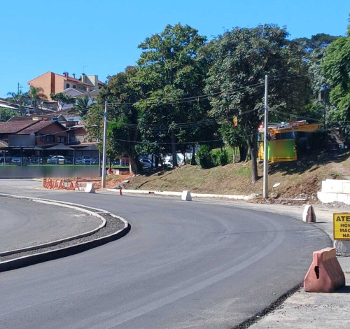 Postes são realocados na obra do acesso ao bairro Planalto