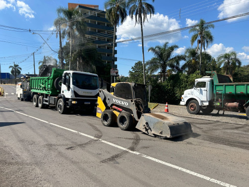 Rua Ludovico Cavinato tem bloqueio de trânsito para recuperação do pavimento pela Codeca
