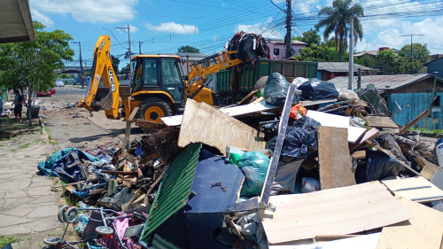 Codeca e SMO atuam em limpeza de moradia destruída por incêndio