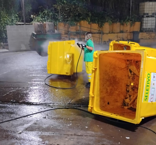 Codeca realiza a higienização de contêineres seletivos